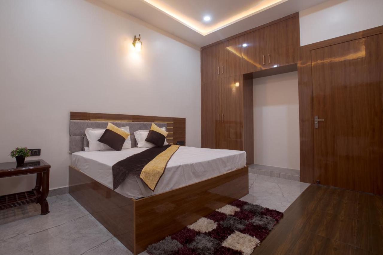 Madhav Residency Hotel Mathura Exterior photo